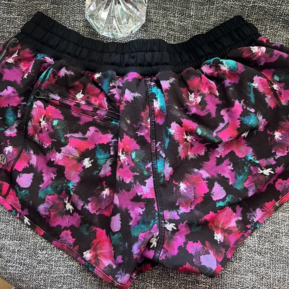 Lululemon shorts size 6 - Picture 3 of 4